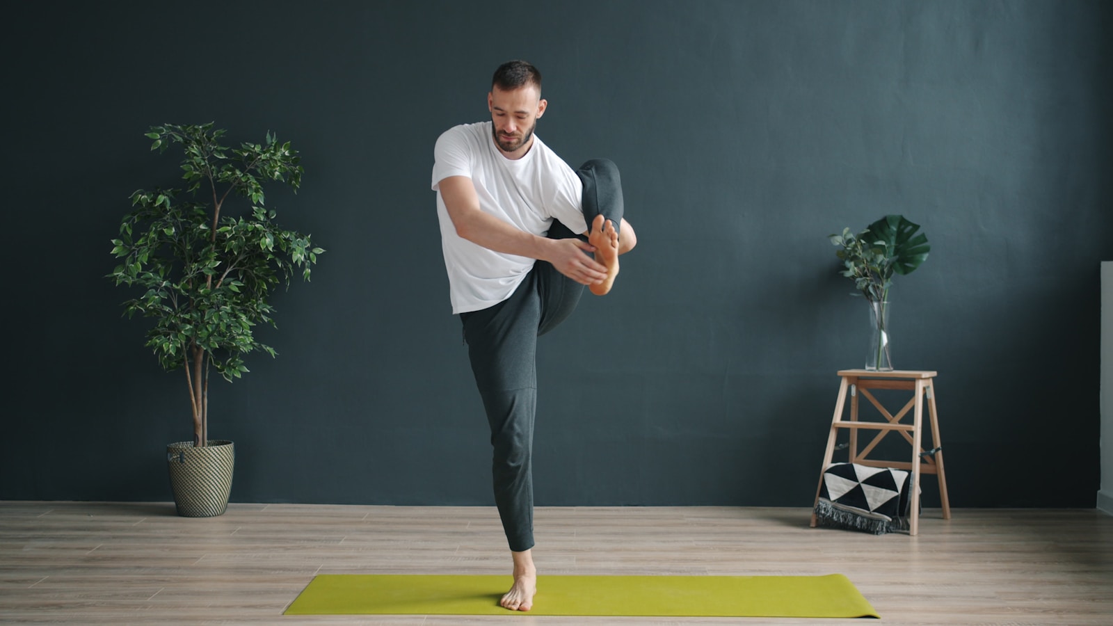 Person som tränar balans i en yogaposition