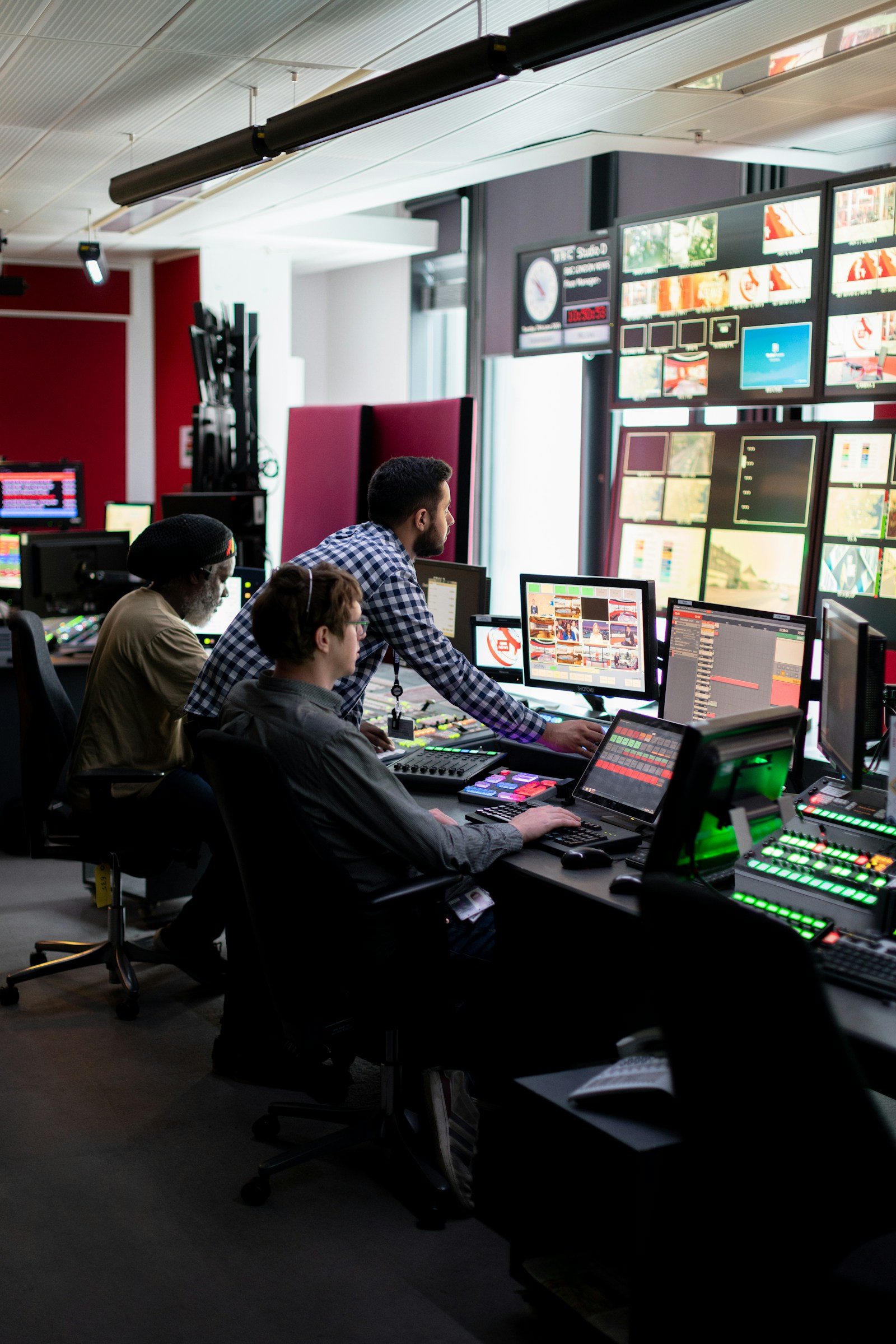 Kontrollrum för modern medieproduktion